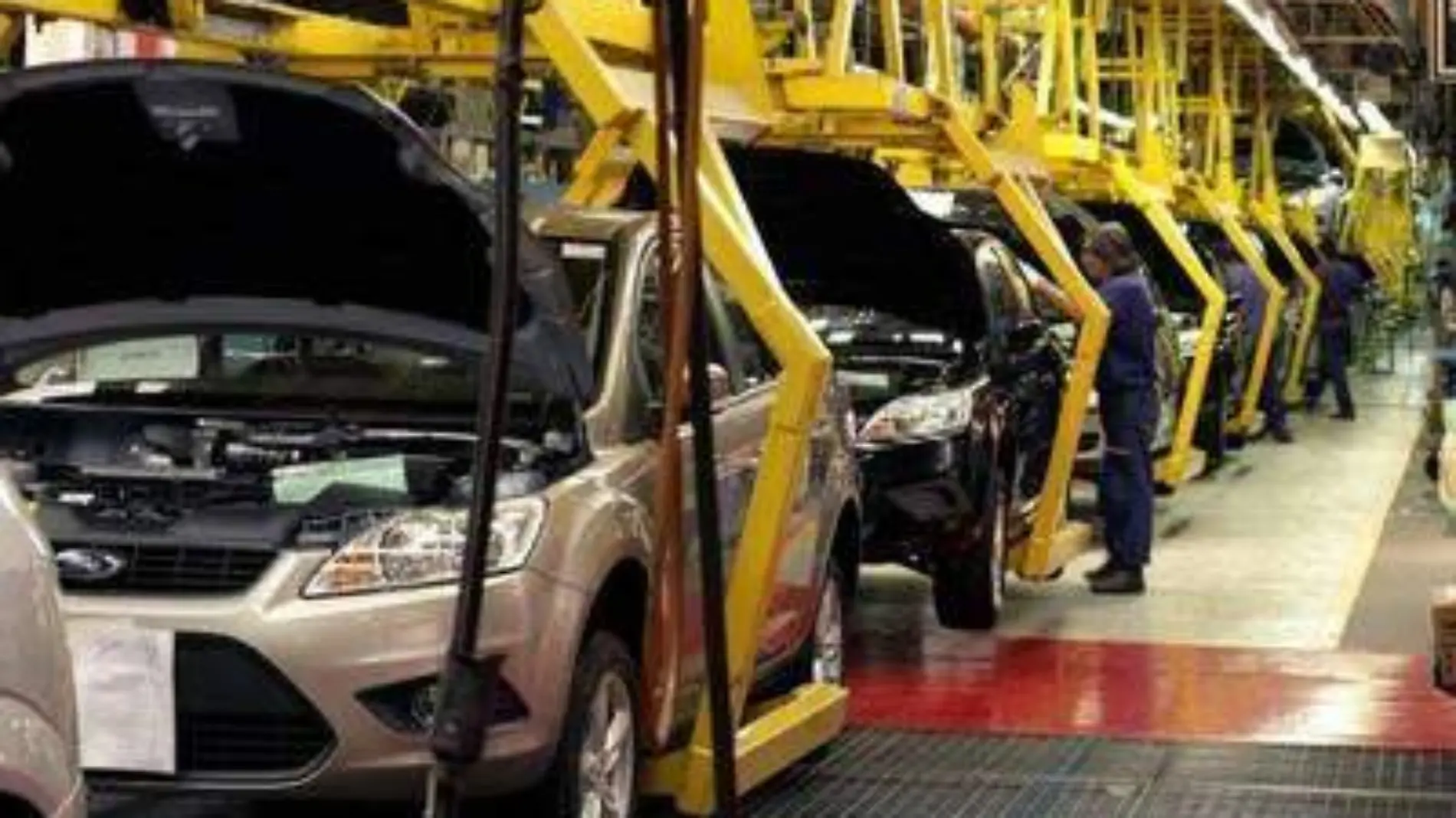 Industria automotriz arranca el año con caídas